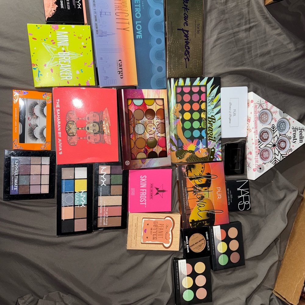 Eyes shadow palettes, blush, contours, highlighters bundle